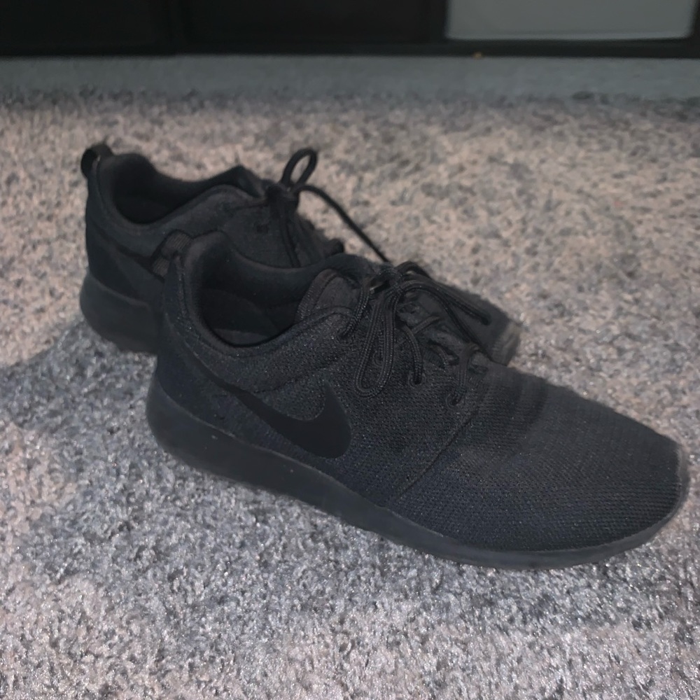 Women’s Black Nike Roshe